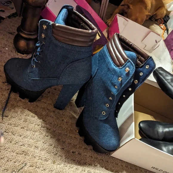 Cape Robbin Jean boots (missing shoelace) - Picture 3 of 3